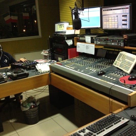 รูปภาพถ่ายที่ Radio Studio Delta โดย Andrea เมื่อ 12/1/2012
