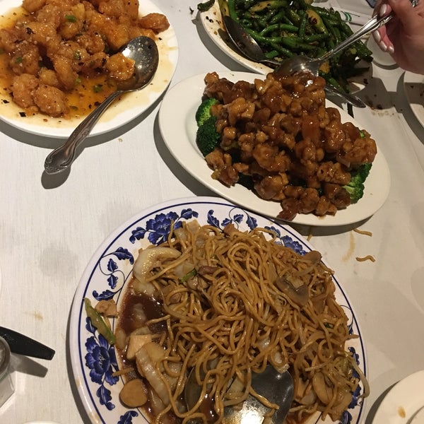Снимок сделан в Yang Chow Restaurant пользователем Chau P. 11/13/2016