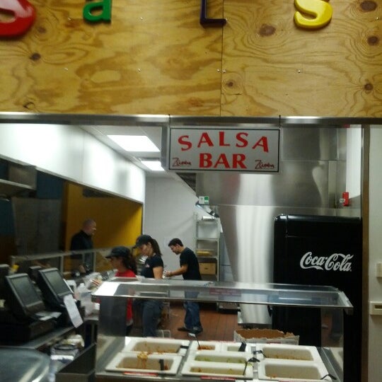 รูปภาพถ่ายที่ Zúmba Mexican Grille โดย Howard C. เมื่อ 1/11/2013