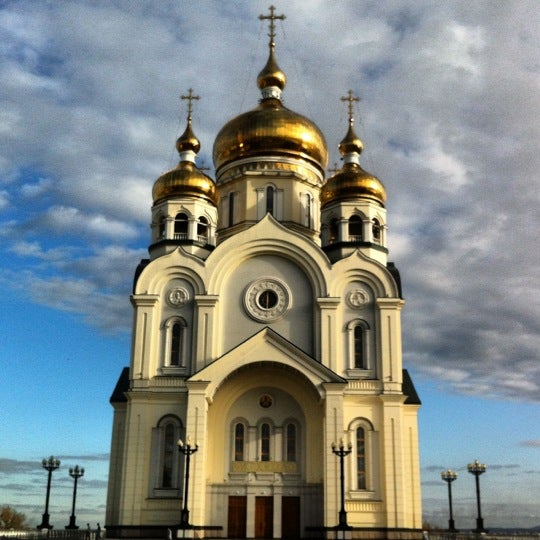 Собор на площади славы в Хабаровске