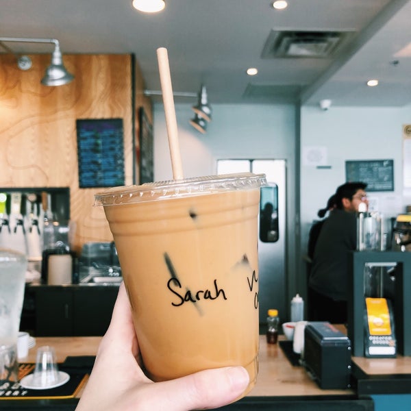 Foto tomada en Coffee Shark Espresso &amp; Pints  por Sarah S. el 4/22/2019