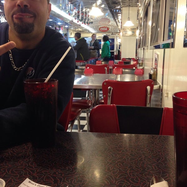Foto tirada no(a) Moe&#39;s Diner por Scott T. em 4/14/2014
