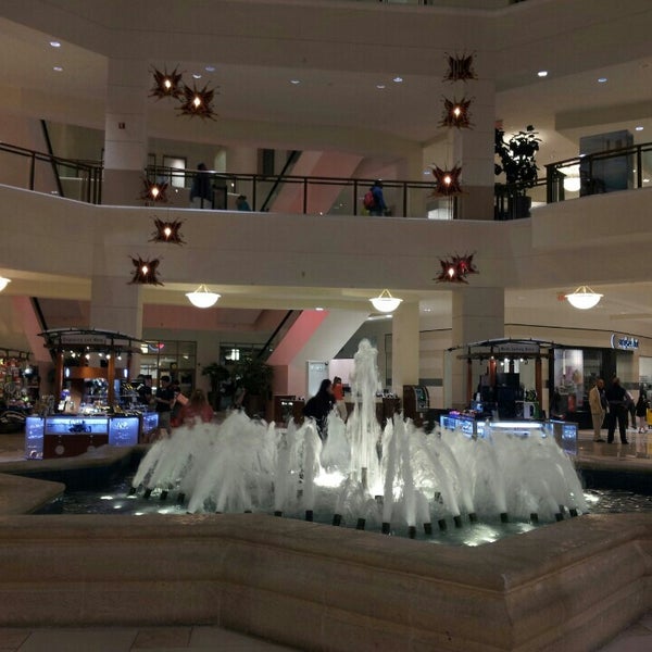 Снимок сделан в Aventura Mall Fountain пользователем Be F. 3/15/2013
