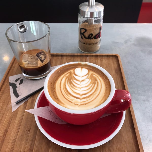 Photo taken at Redd | Artisan Coffee Roasters by Thalis on 10/14/2017