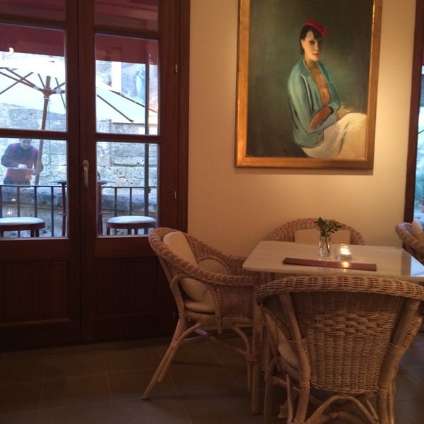 Foto tirada no(a) Mari-lin Café Lounge por Gonzalo C. em 4/18/2014