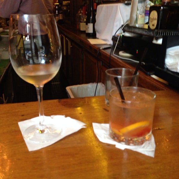 Foto diambil di Dobson&#39;s Bar &amp; Restaurant oleh Smitten Kitten pada 8/13/2014