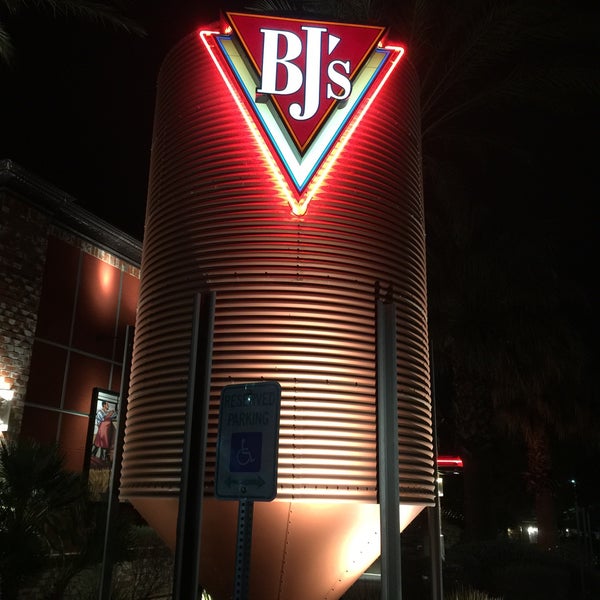 Foto scattata a BJ&#39;s Restaurant &amp; Brewhouse da Mark F. il 3/10/2016