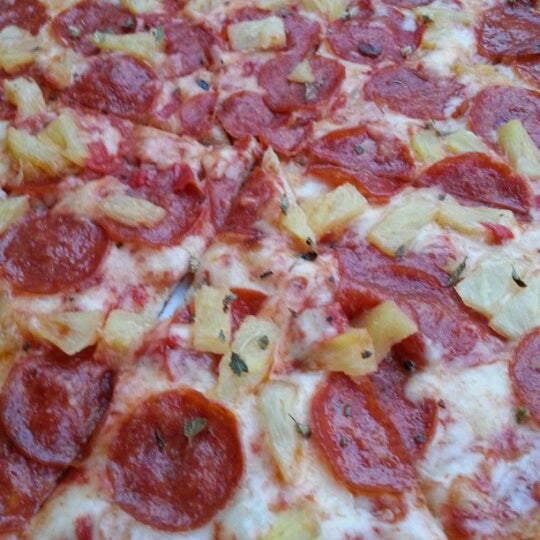 Снимок сделан в Paradise Pizza &amp; Pasta пользователем LM J. 11/3/2012