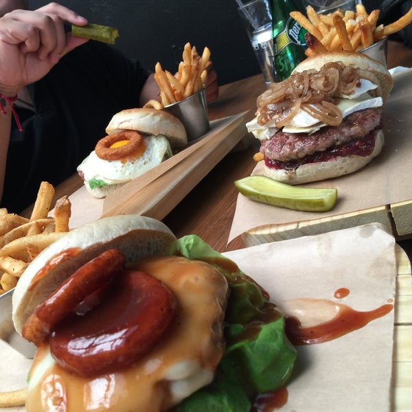 Das Foto wurde bei Smokey&#39;s Burger House von Danny am 5/17/2015 aufgenommen