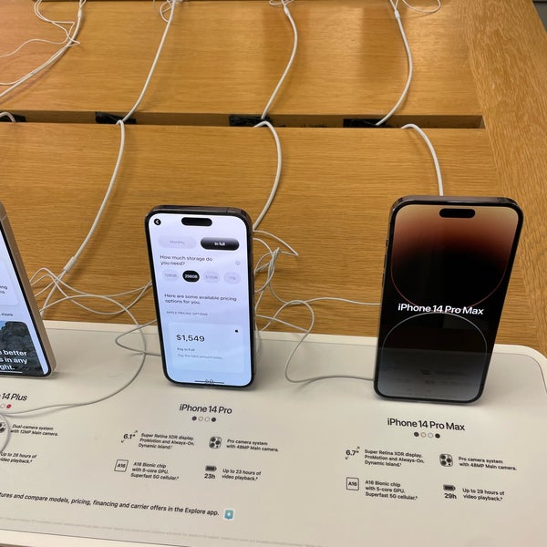 Apple Richmond Centre City Centre Richmond, BC