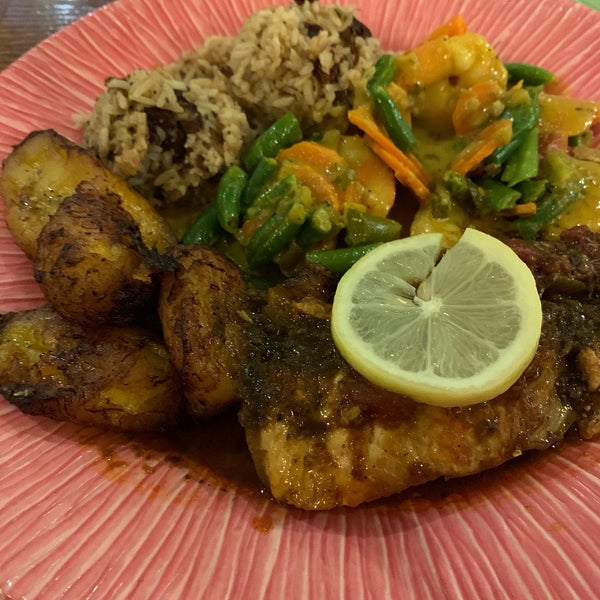 11/17/2019 tarihinde Takeo L.ziyaretçi tarafından Coconuts Caribbean Restaurant &amp; Bar'de çekilen fotoğraf