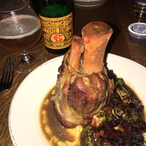 Бар с посетителями. Кафе ява югорск. Теда бара актриса клеопатра. Будапешт ресторан робинзон. Работники ресторана.