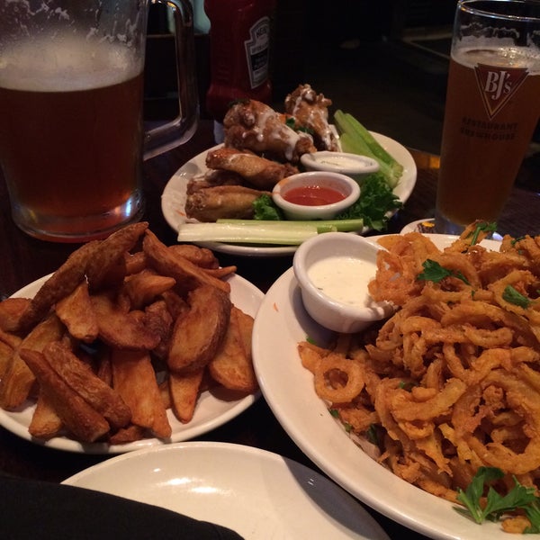 Photo taken at BJ&#39;s Restaurant &amp; Brewhouse by Kate M. on 10/17/2015