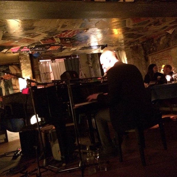 Foto scattata a Chez Papa Jazz Club da Thomas R. il 1/29/2014