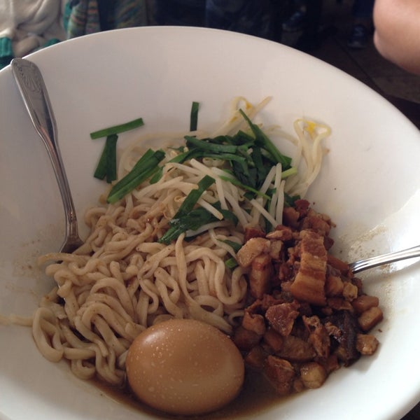 Foto scattata a Izzo Restaurant Taiwanese Fusion da Michelle C. il 2/10/2014
