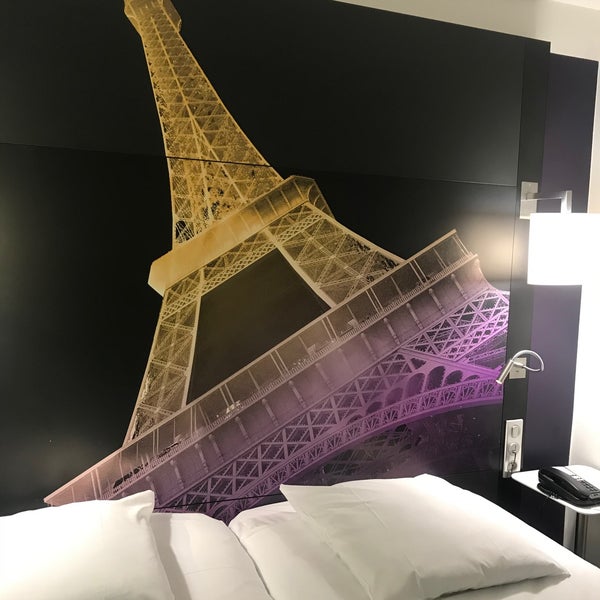 Foto scattata a Hôtel Mercure Paris Centre Tour Eiffel da Sevsin il 12/24/2019