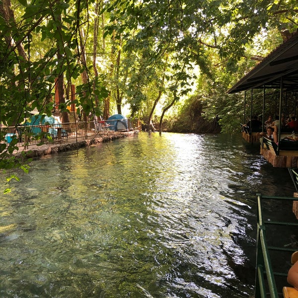 รูปภาพถ่ายที่ Yuvarlakçay Yeşil Vadi Restaurant โดย Erdal K. เมื่อ 7/20/2022