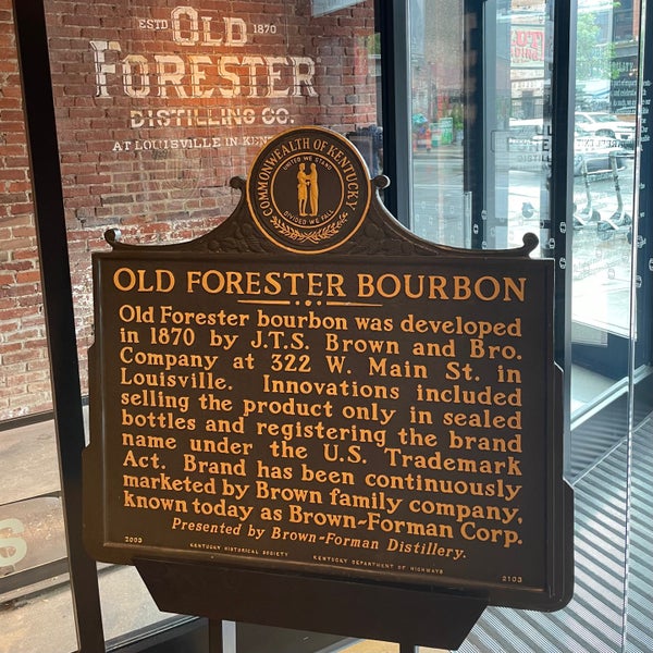 Foto diambil di O﻿l﻿d﻿ ﻿F﻿o﻿r﻿e﻿s﻿t﻿e﻿r﻿ ﻿D﻿i﻿s﻿t﻿i﻿l﻿l﻿ing Co. oleh Nikki P. pada 5/17/2024