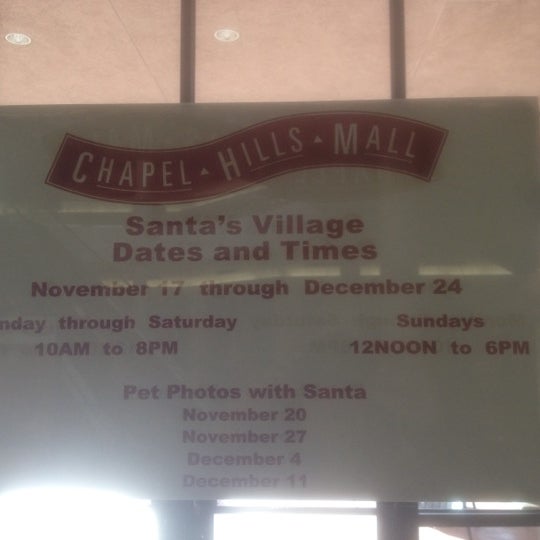 รูปภาพถ่ายที่ Chapel Hills Mall โดย Tracie เมื่อ 12/4/2012