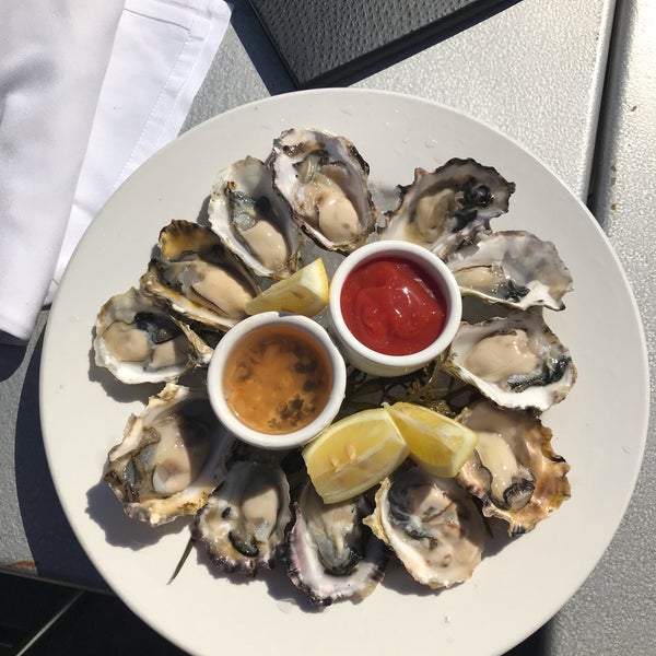 Das Foto wurde bei Waterfront Restaurant von Rommel R. am 6/18/2019 aufgenommen