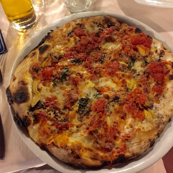 7/19/2016 tarihinde Mannyziyaretçi tarafından Ristorante Pizza a Metro da &quot;Gigino&quot; L&#39;Università della pizza'de çekilen fotoğraf