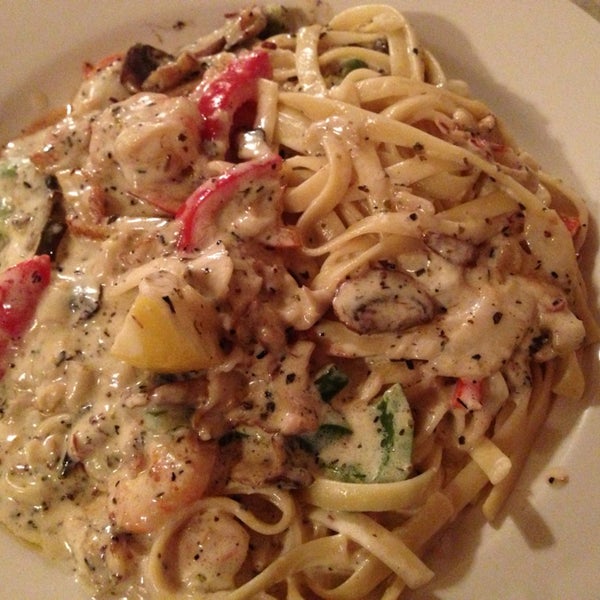 Foto diambil di Antonio’s Italian Grill &amp; Seafood oleh George C. pada 3/12/2013