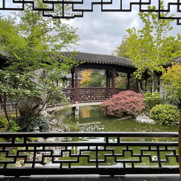 Foto diambil di Lan Su Chinese Garden oleh Rene P. pada 4/27/2021