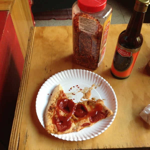 รูปภาพถ่ายที่ Cubo Rosso Pizza โดย Juan เมื่อ 2/6/2013