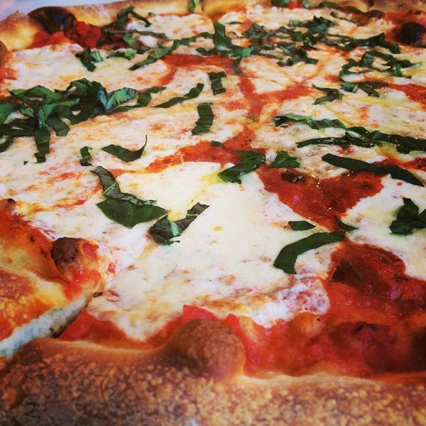 Foto tomada en MamaDellas N.Y. City Pizzeria  por Brenton D. el 12/31/2014