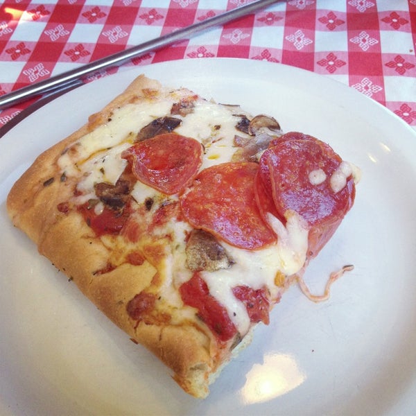 Foto tomada en MamaDellas N.Y. City Pizzeria  por Brenton D. el 3/26/2013