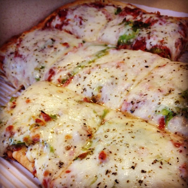 Foto tomada en MamaDellas N.Y. City Pizzeria  por Brenton D. el 10/8/2013