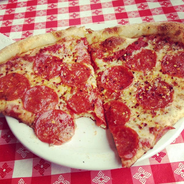 Foto tomada en MamaDellas N.Y. City Pizzeria  por Brenton D. el 5/3/2013