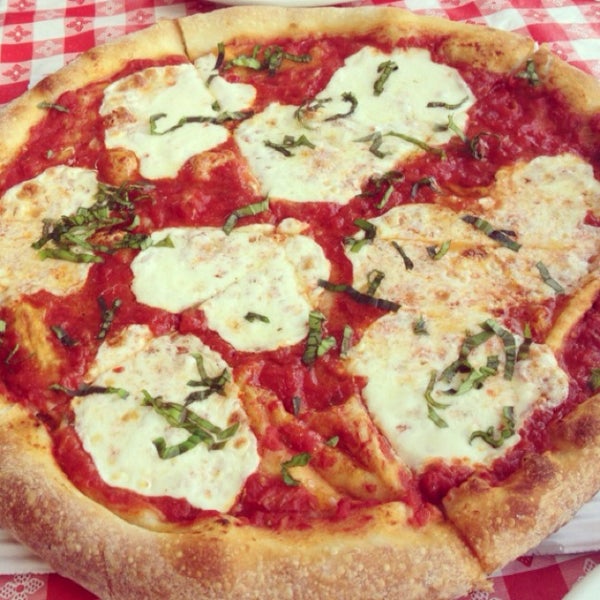 Foto tomada en MamaDellas N.Y. City Pizzeria  por Brenton D. el 7/15/2013