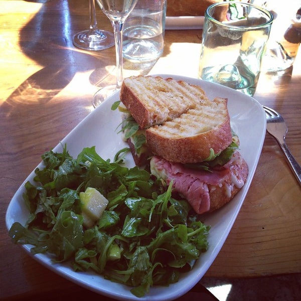Das Foto wurde bei Toast Kitchen + Bar von Tawny am 10/2/2014 aufgenommen