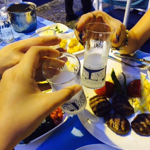 Das Foto wurde bei Sokak Restaurant Cengizin Yeri von Irem Ş. am 7/18/2015 aufgenommen