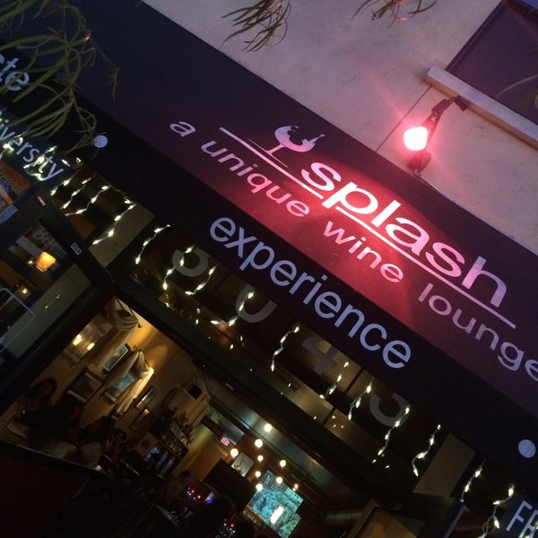 Photo prise au Splash Wine Lounge par Natalie D. le7/12/2014