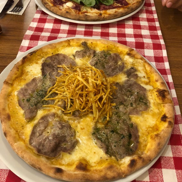 Ankara’da yediğim en iyi pizza! İtalya’daki çoğu pizzacidan daha guzel. Umarım kapanmaz hiç. Pizzalar büyük, malzemesi bol ve çok lezzetli! Cafe de Paris soslu çok guzeldi!