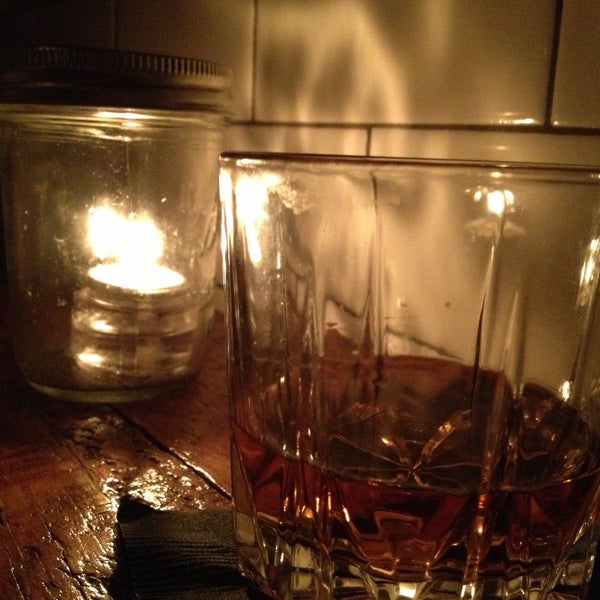 5/9/2013 tarihinde Mziyaretçi tarafından Oldfield&#39;s Liquor Room'de çekilen fotoğraf