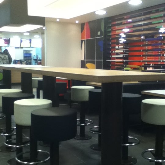 Foto diambil di McDonald&#39;s oleh Harbi H. pada 10/17/2012