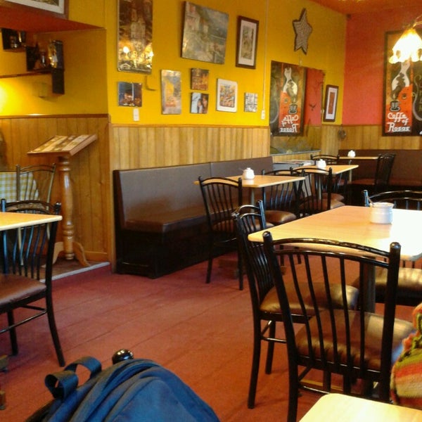 รูปภาพถ่ายที่ Cappuccino Cusco Cafe โดย Regina C. เมื่อ 3/3/2013