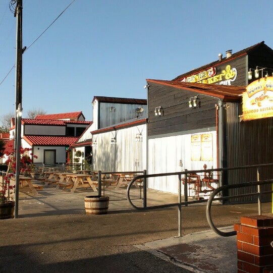 Das Foto wurde bei Crusty Crab Fish Market and Restaurant von Leticia am 2/22/2013 aufgenommen