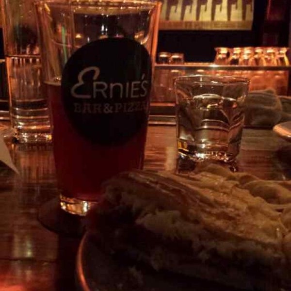 Foto diambil di Ernie&#39;s Bar &amp; Pizza oleh Matt M. pada 11/2/2013