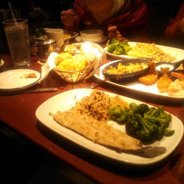 Photo taken at Red Lobster by Melodie T. on 3/7/2014