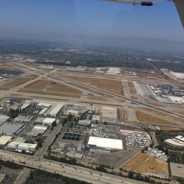 Foto tirada no(a) Long Beach Airport (LGB) por Maxim em 4/27/2013