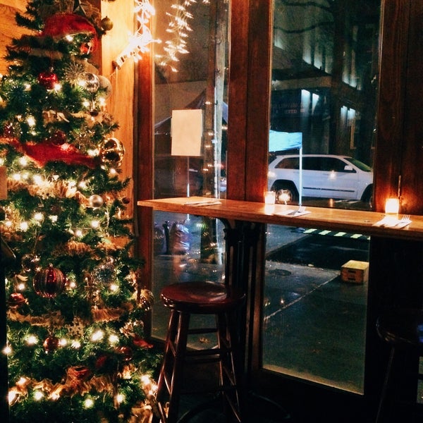 12/3/2015 tarihinde Hannah B.ziyaretçi tarafından Two Door Tavern'de çekilen fotoğraf