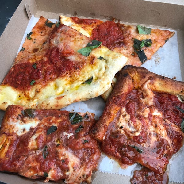 Foto tirada no(a) Di Fara Pizza por Hannah B. em 8/15/2019