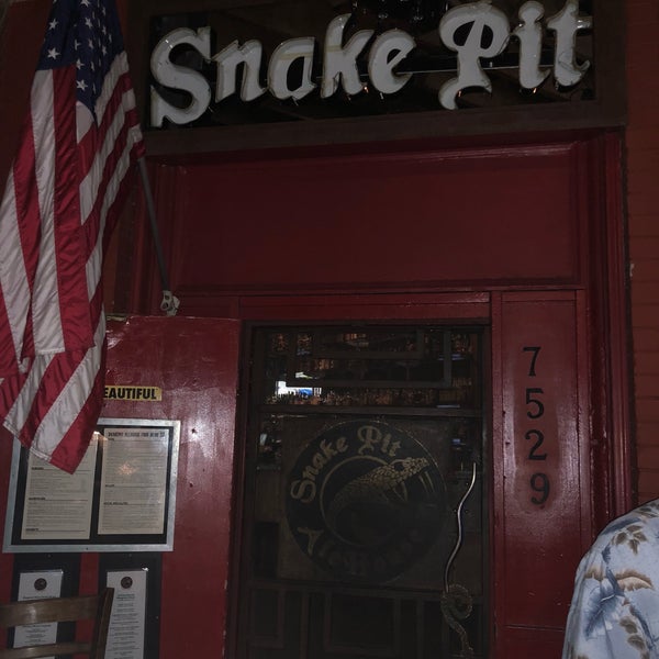 Снимок сделан в Snake Pit Alehouse Whiskey Bar &amp; Kitchen пользователем Jose 1/15/2018
