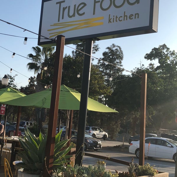 รูปภาพถ่ายที่ True Food Kitchen โดย Jose เมื่อ 4/28/2018