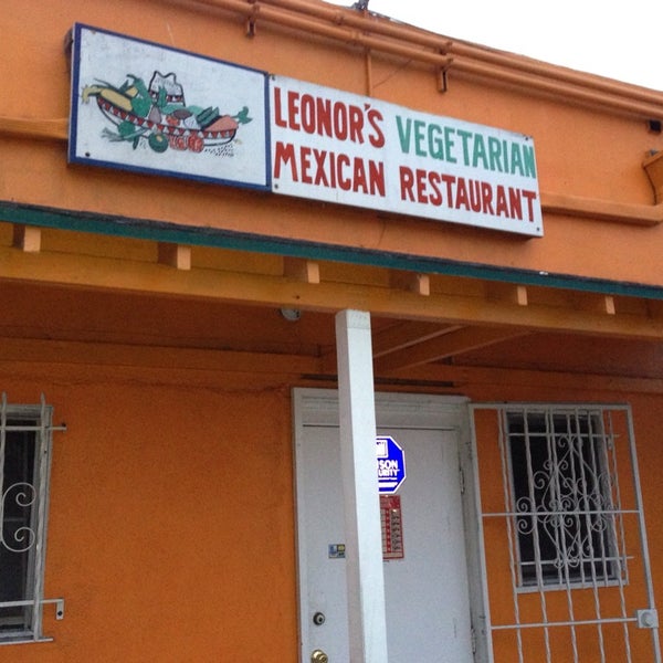 รูปภาพถ่ายที่ Leonor&#39;s Vegetarian Mexican Restaurant โดย Jose เมื่อ 10/8/2013