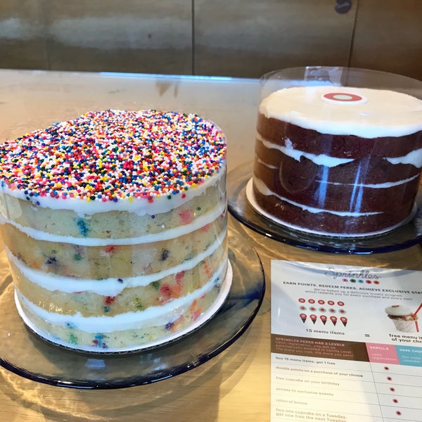 Das Foto wurde bei Sprinkles Cupcakes von Ann am 5/17/2018 aufgenommen
